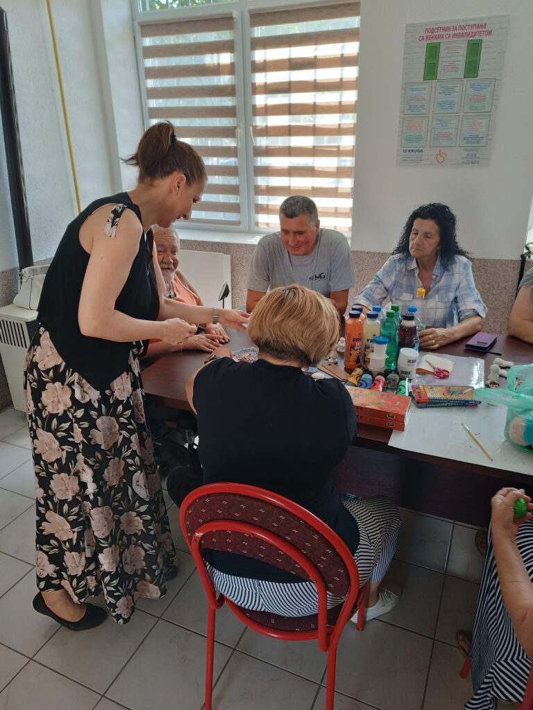 Učesnici izrađuju rukotvorine tokom Kreativnog karavana