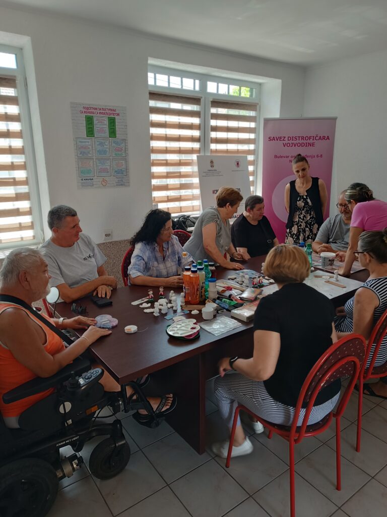 Osobe sa invaliditetom oslikavaju maskote Milicu i Raška u Rumi