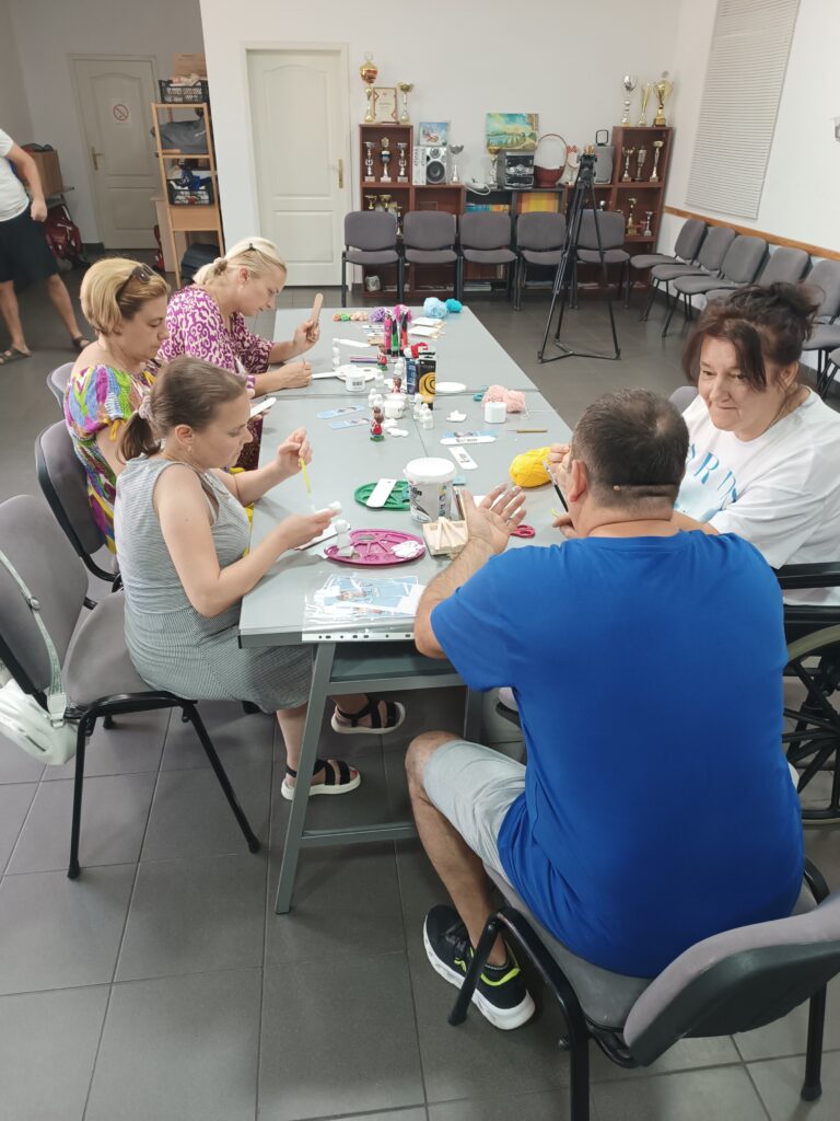 Kreativni karavan u Somboru – osobe sa invaliditetom stvaraju radove